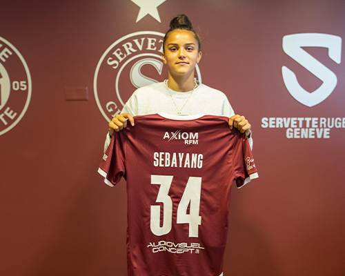 Ines Sebayang signe son premier contrat professionnel