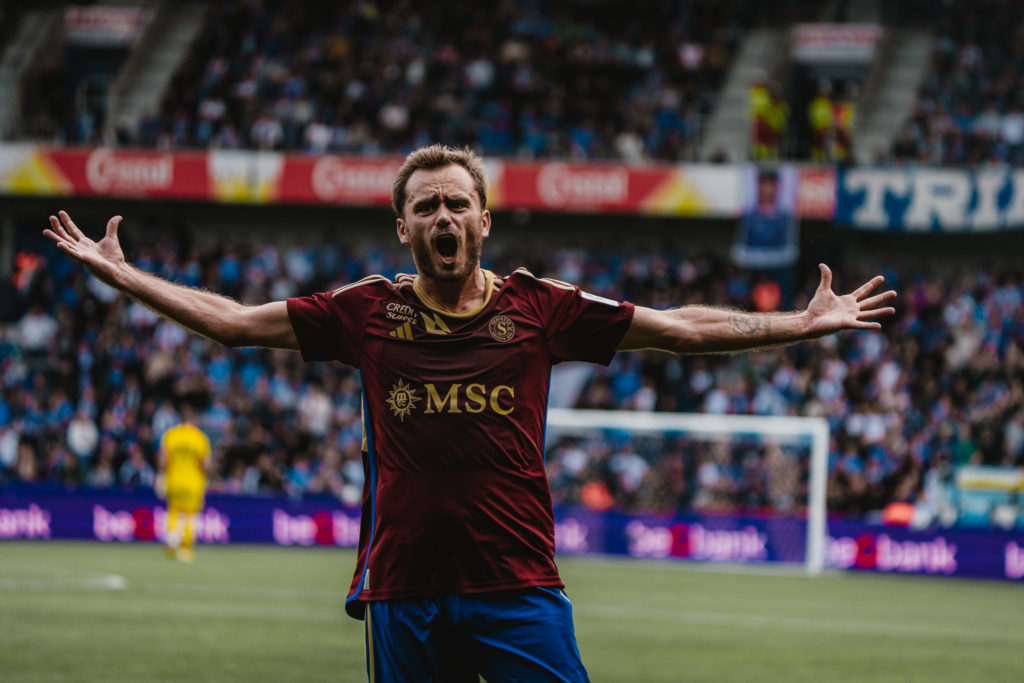 Timothé Cognat célébrant son but devant les supporters servettiens.